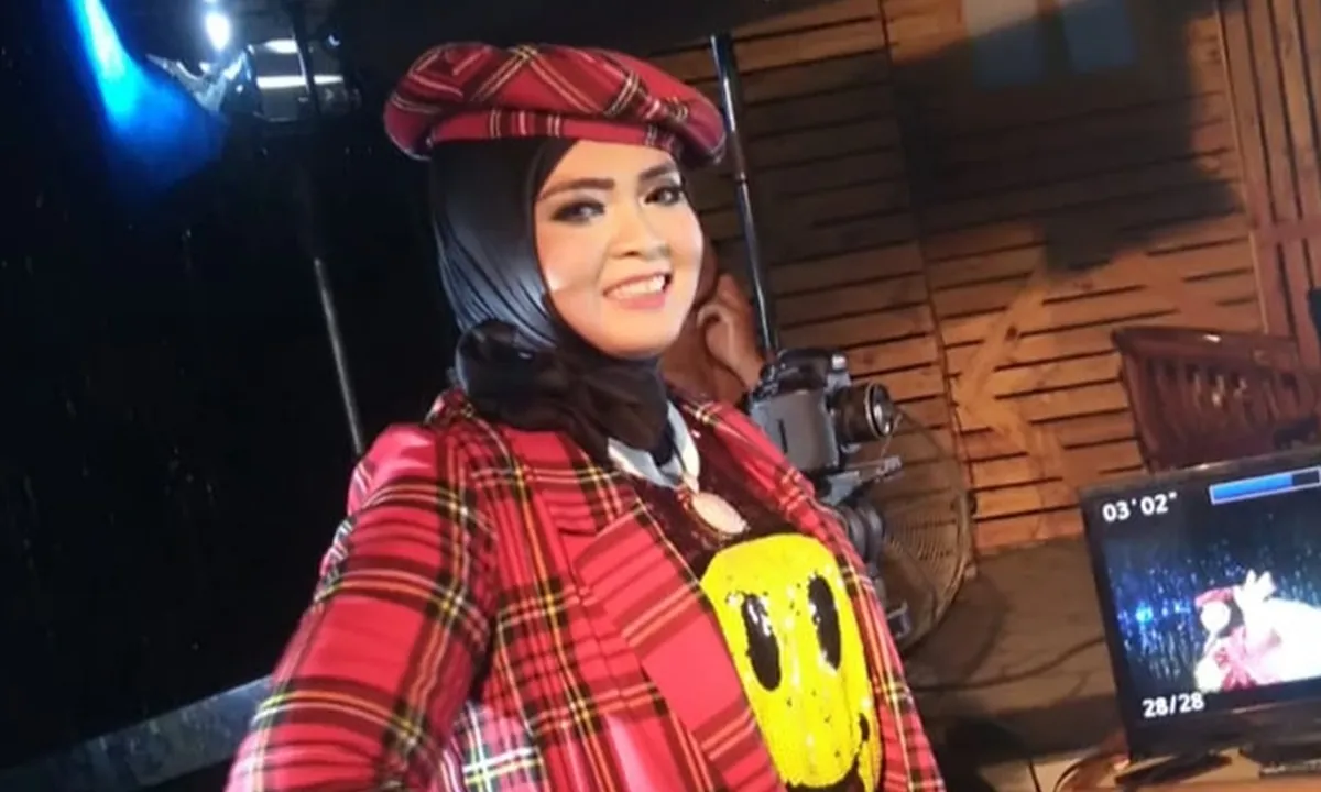 Neng Dessy, Pebisnis Besar Yang Tertarik Jadi Penyanyi Dangdut