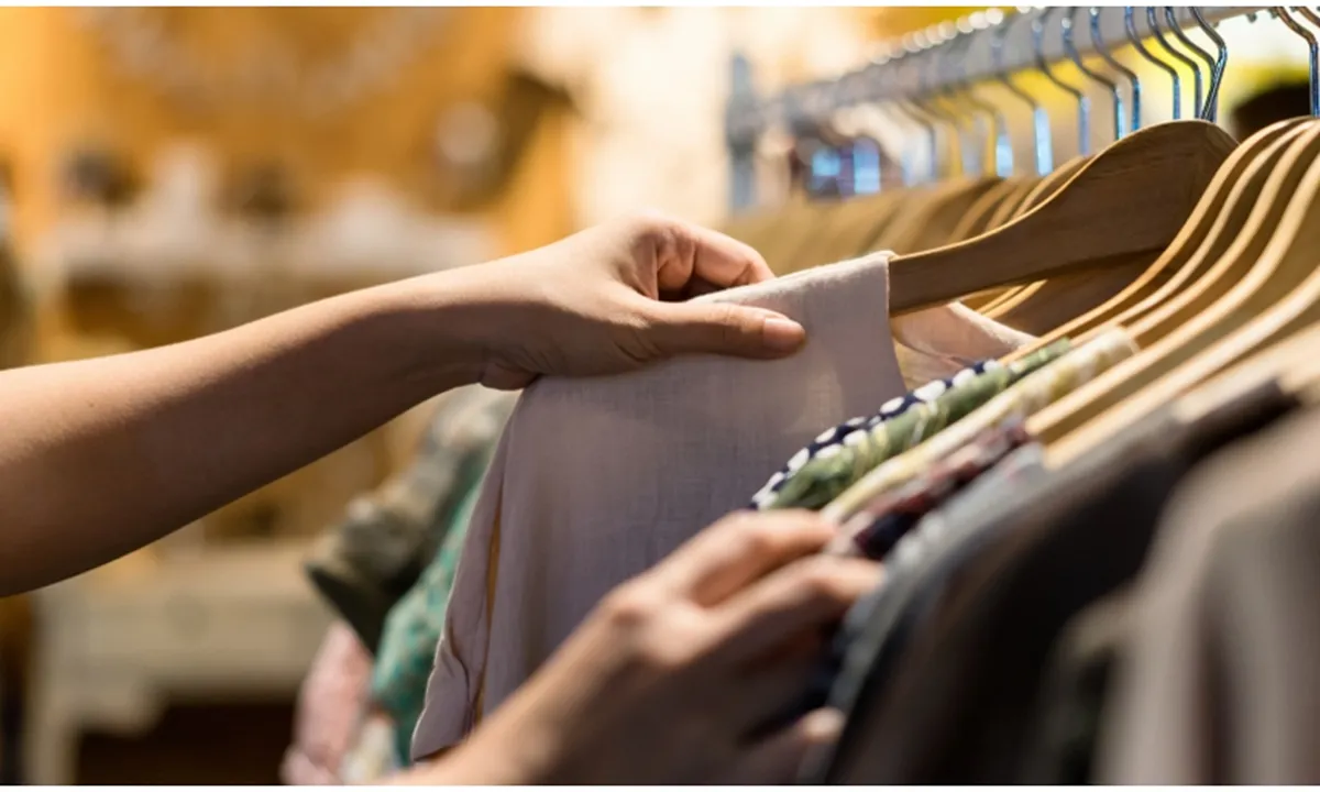 Nggak Cuma Keren, Ini 4 Manfaat Belanja Outfit di Thrift Shop