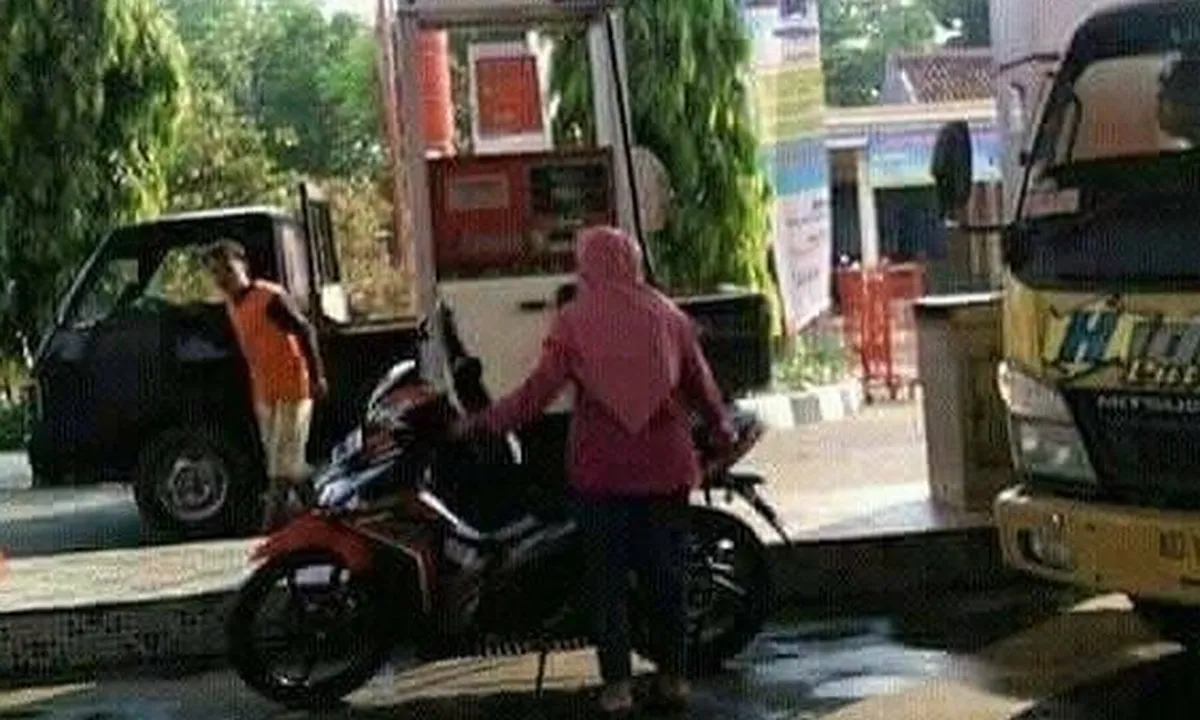 Ngisi Solar ke Tangki Motor, Emak-Emak Ini Viral di Social Media