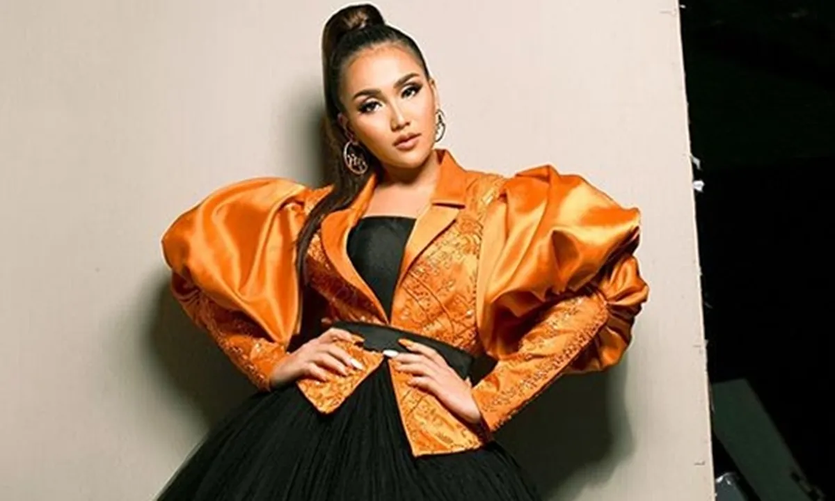 Pakai Benda Ini, Ayu Ting Ting Cari Perlindungan Dari Mata Setan