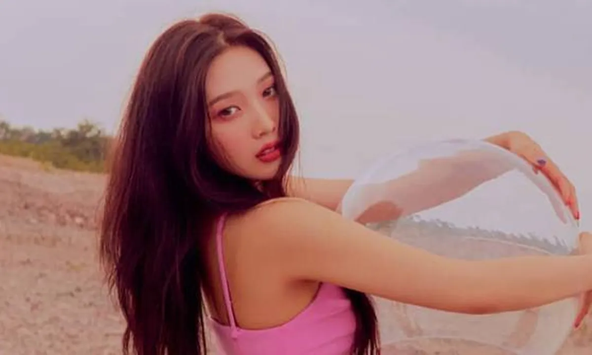Pakai Bikini Merah, Joy Red Velvet Bikin Penggemar Menggila