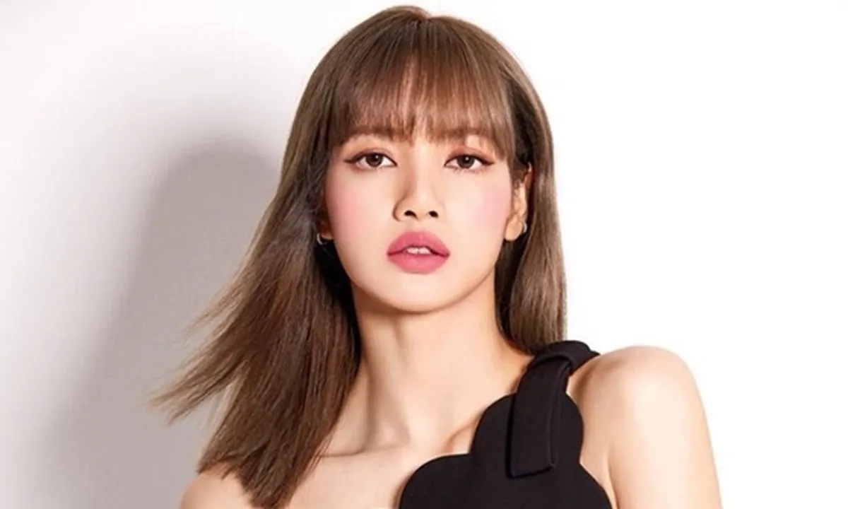Pamer Pinggang Super Ramping, Lisa BLACKPINK Ramai Mencuri Perhatian