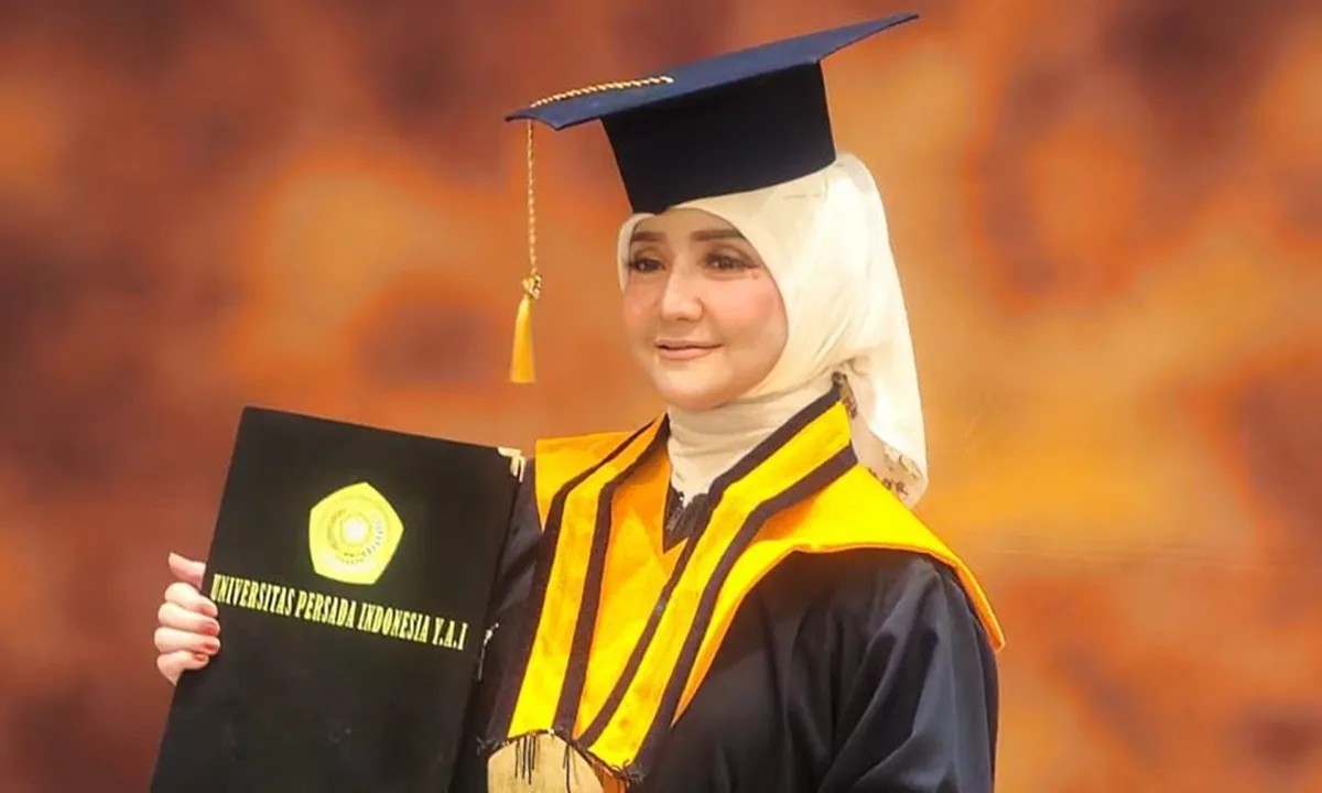 Pedangdut Mila Rosa Raih Gelar Doktor dengan Predikat Cumlaude