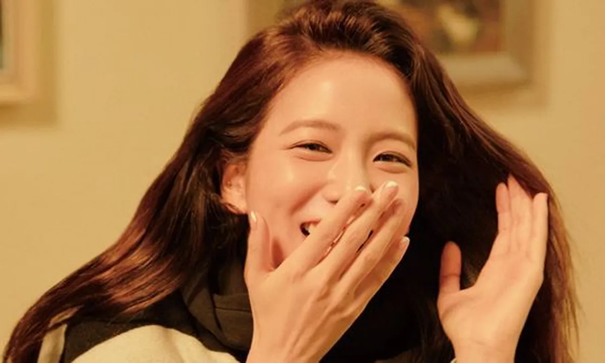 Pemotretan Jisoo BLACKPINK Terbaru, Pose Cantik Rebahan di Meja