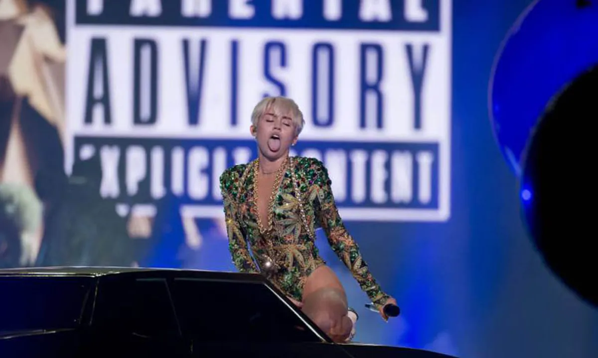 Penampilan Miley Cyrus di Vancouver, Semakin Menggila