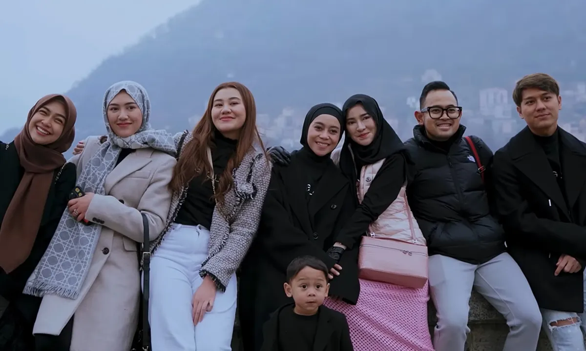 Pergi ke Eropa, Lesti dan Happy Asmara 'Ngamen' di Bis