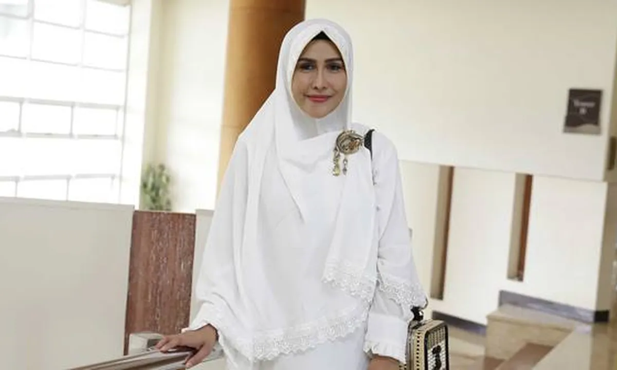 Pergi Umrah, Ratu Meta Ingin Curhat Soal Rumah Tangganya