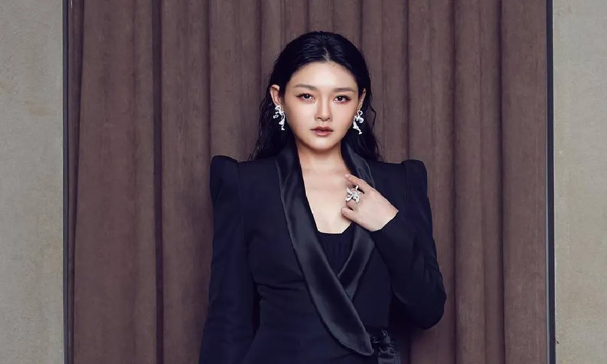 Peringati 1 Tahun Kematian, DJ Koo Bangun Patung untuk Barbie Hsu