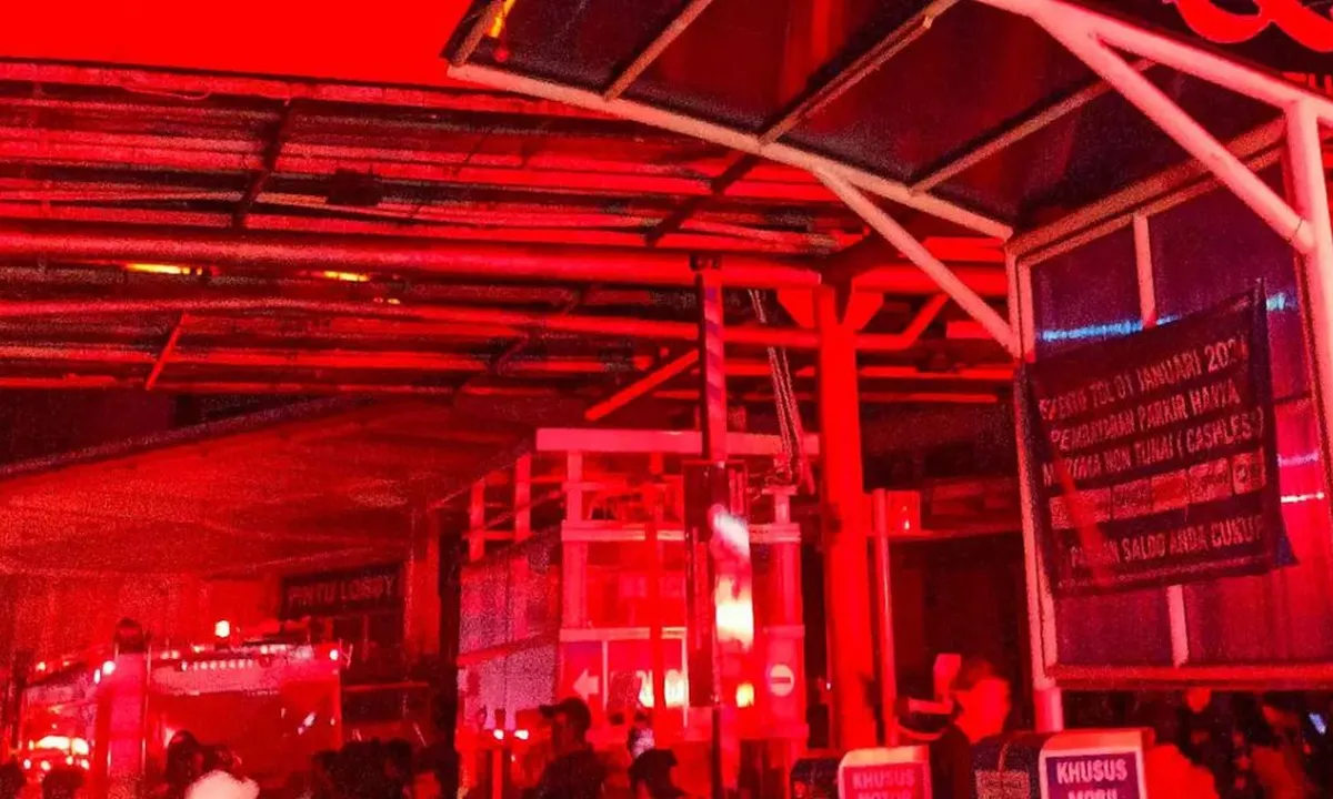 Peristiwa Kebakaran di Glodok Plaza, Api Meluas hingga Lantai Atas dan Ledakan Terdengar