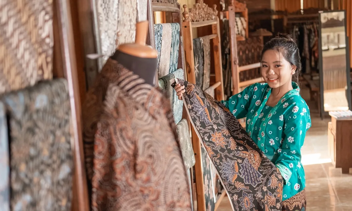 Perjalanan Batik dari Masa ke Masa, Warisan Budaya yang Bertransformasi Jadi OOTD Kekinian