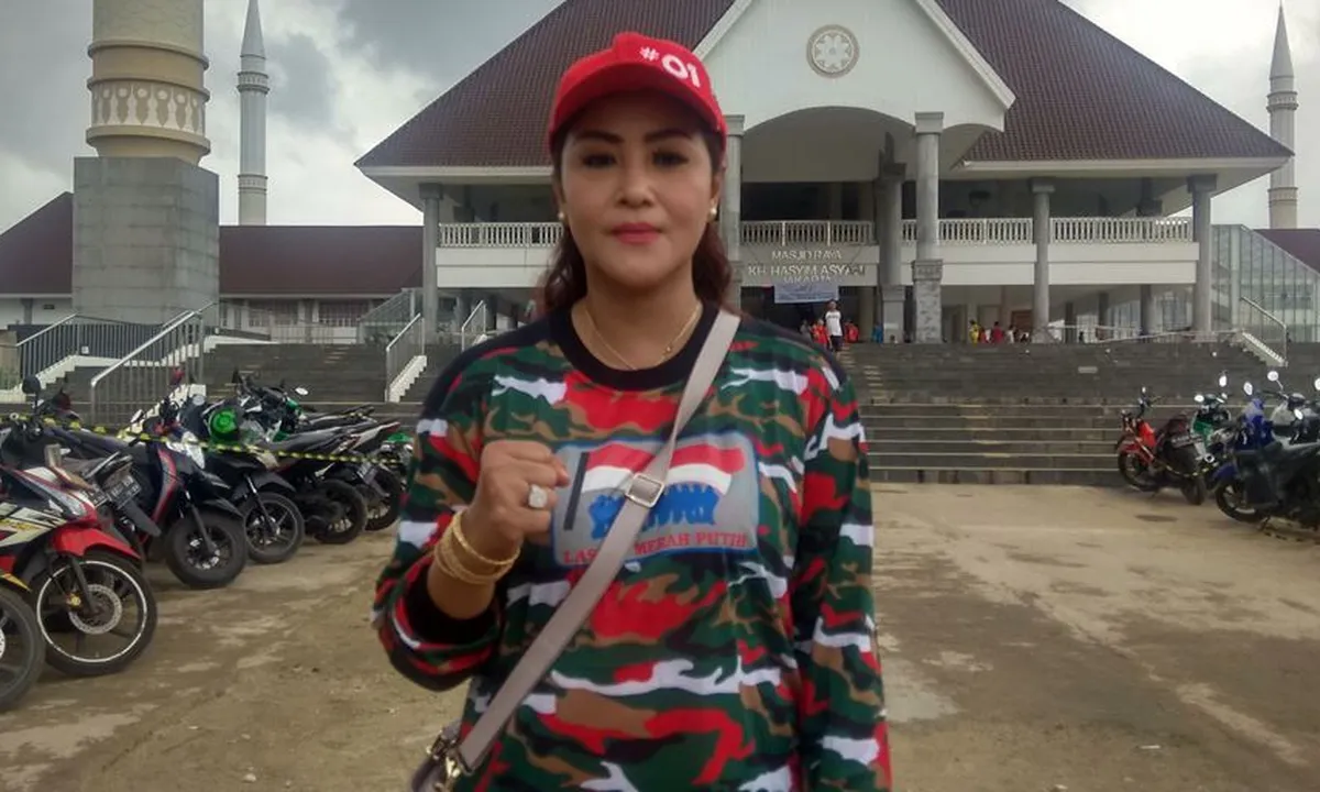 Pernah Jadi Korban, Maria Eva Terjun Langsung Bantu Korban Banjir