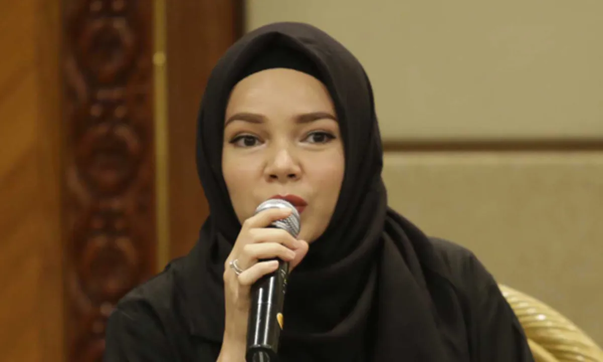 Pertama Berangkat Haji, Dewi Sandra: Pengalaman Terindah!