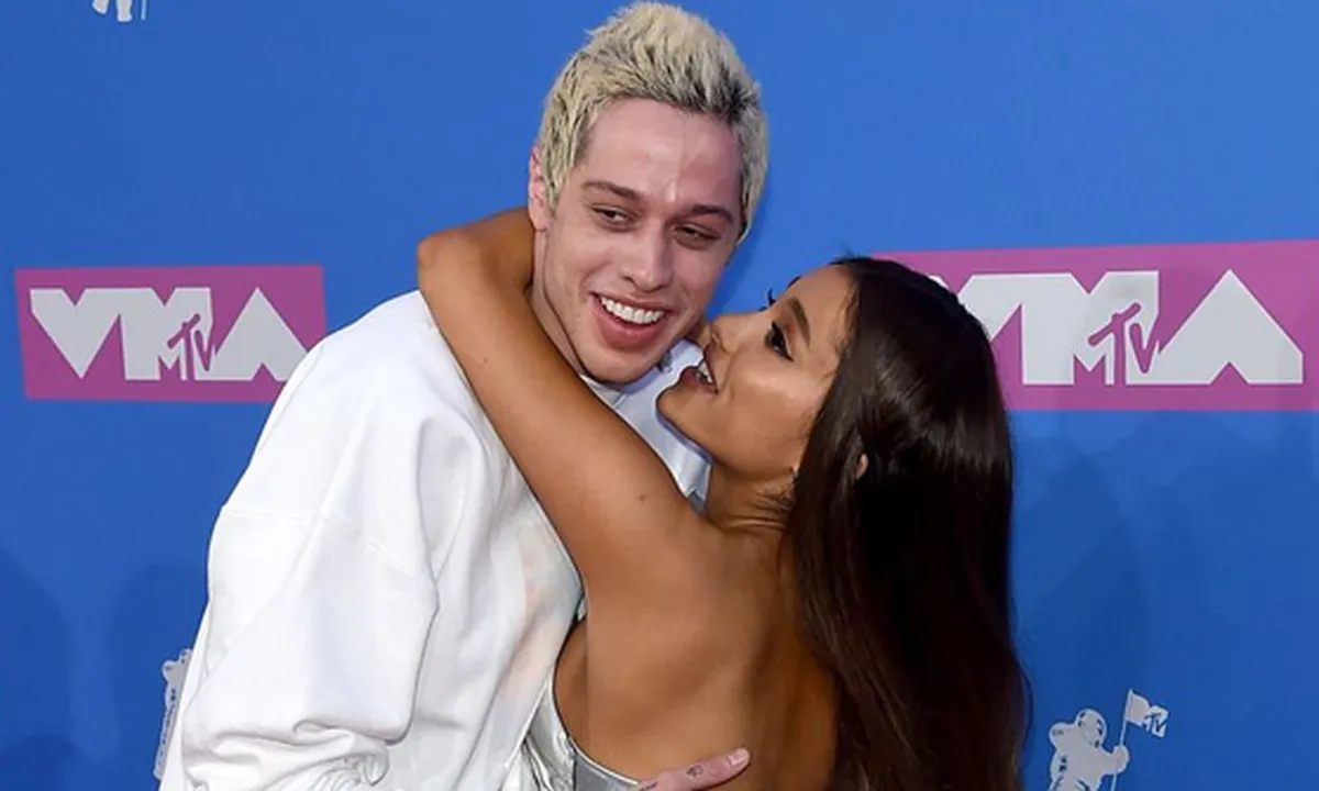 Pete Davidson Akhirnya Tanggapi Kabar Putus Dari Ariana Grande