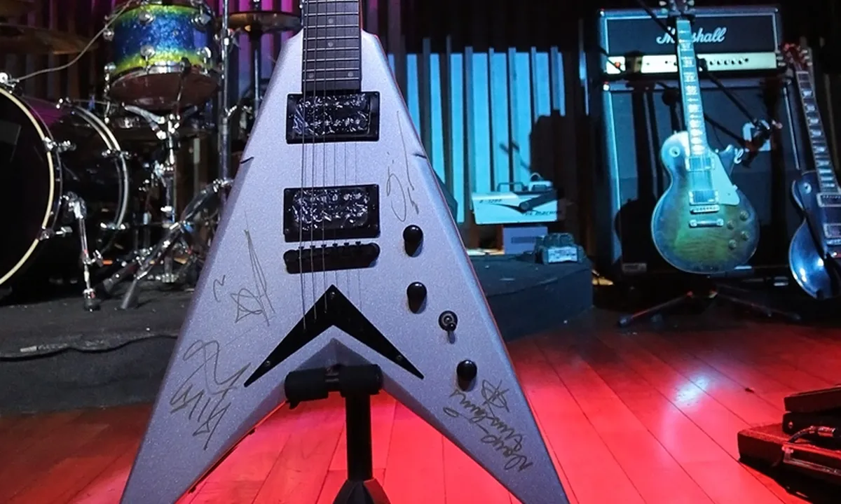 Petinggi BUMN Ini Berhasil Menangkan Lelang Gitar Megadeth