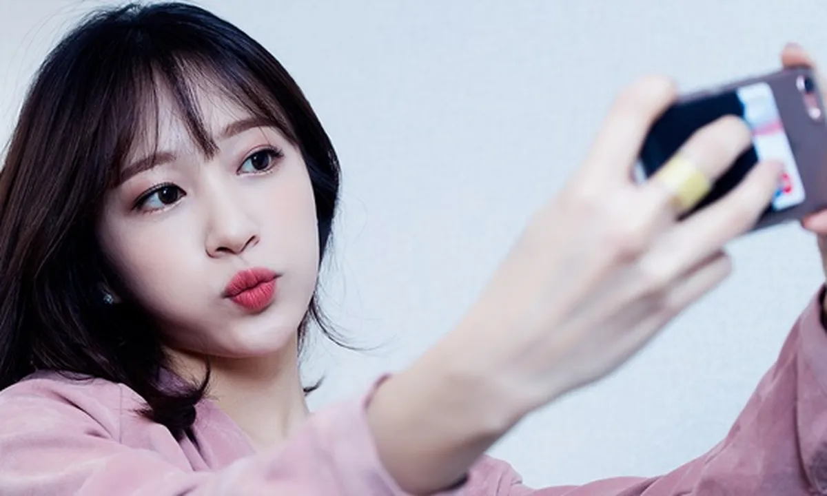 Pilih Kenakan Dress Strapless, Hani EXID Pamer Belahan Dada