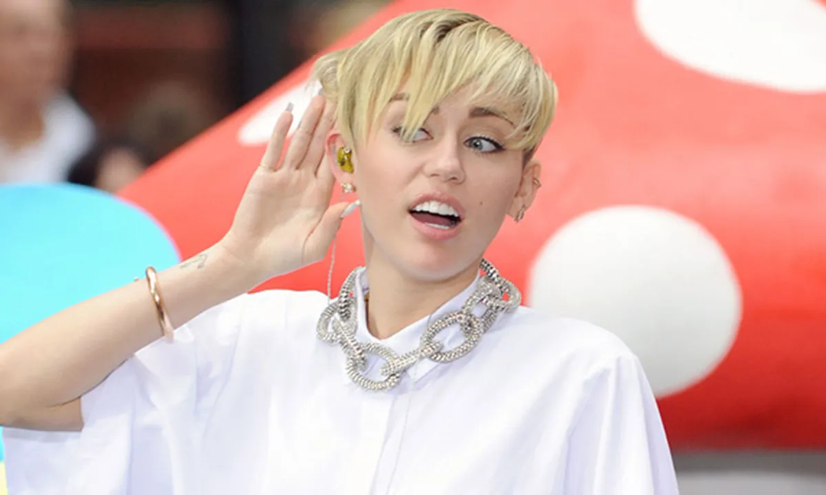 Pose (Nyaris) Bugil Tergila Yang Dilakoni Miley Cyrus