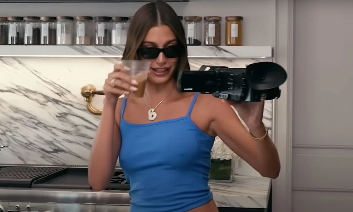 Potret Dapur Rumah Hailey Bieber, Model Elegan dengan Nuansa Monokrom