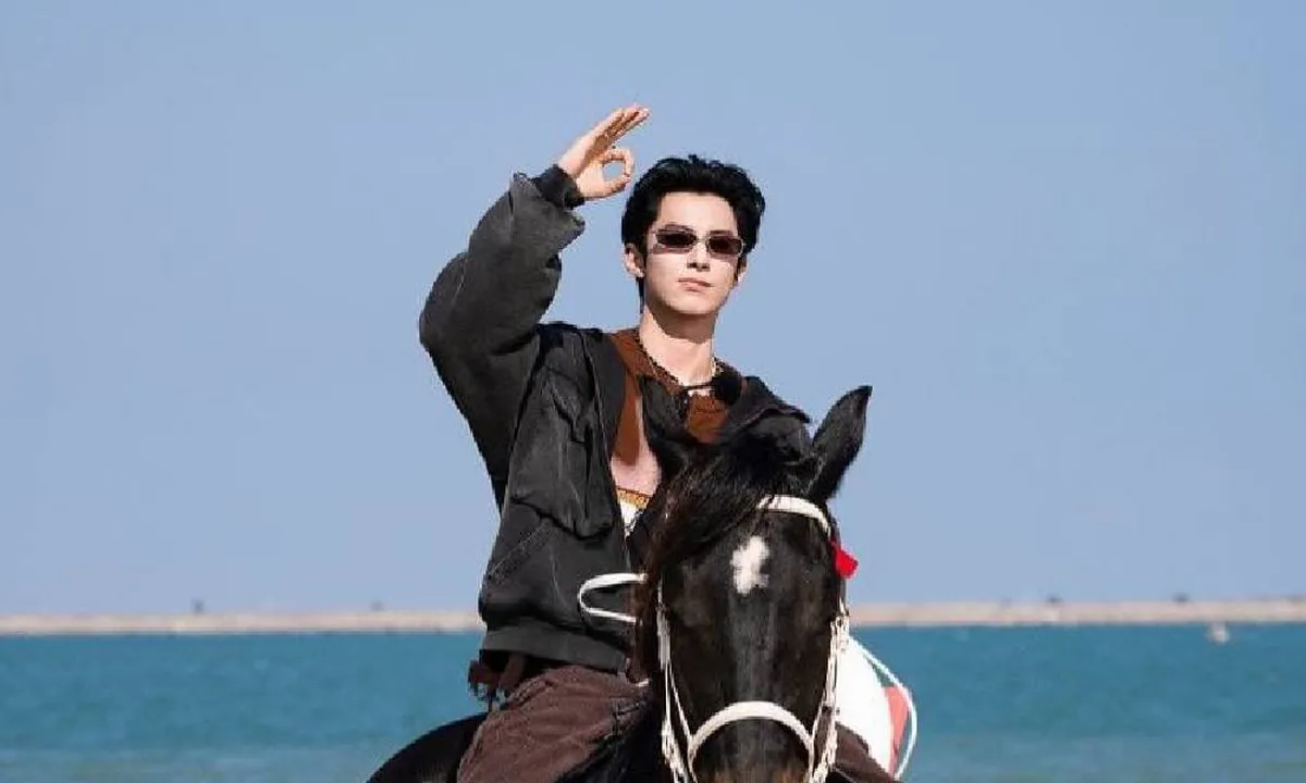 Potret Dylan Wang Naik Kuda, Gagahnya Bikin Fans Makin Terpikat