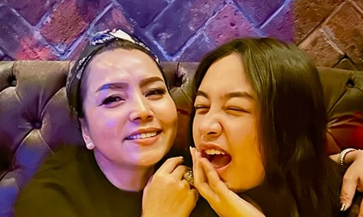 Potret Khirani Cosplay Jadi Mayangsari Waktu Muda, Mirip & Rambut Bondol Ikonik!