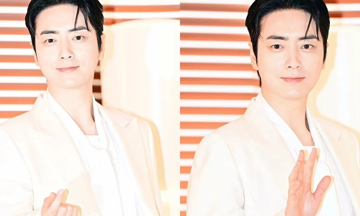 Potret Lee Junhyuk dengan Setelah Outfit Putih, Visualnya Bikin Kagum