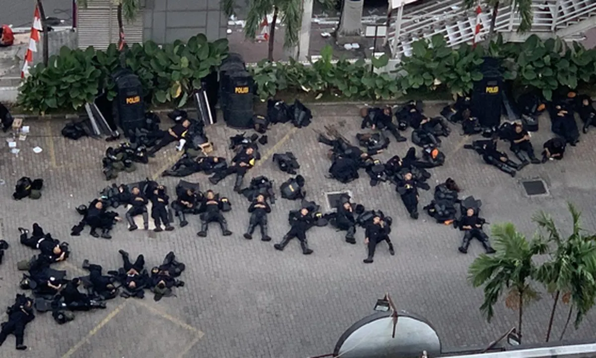 Potret Polisi Kelelahan & Tidur di Atas Aspal Ini Bikin Haru Netizen