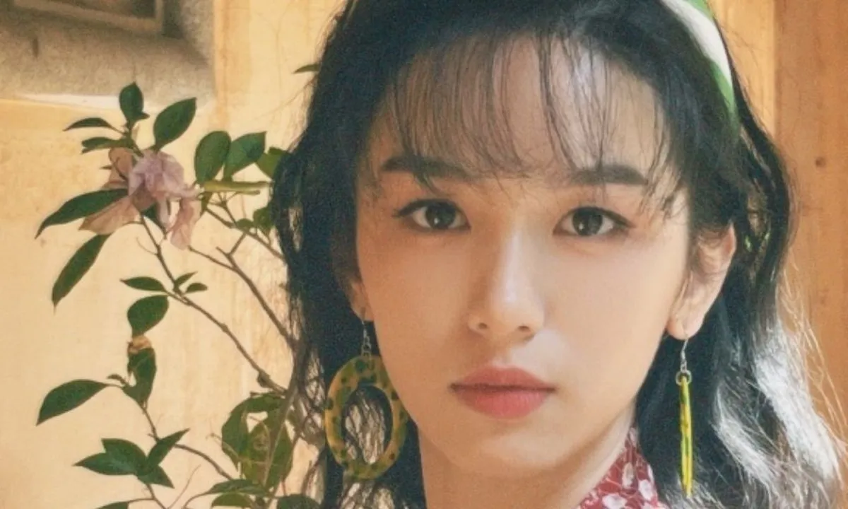Potret Zhou Ye Tampil Menawan dengan Gaya Y2K, Feminin Elegan