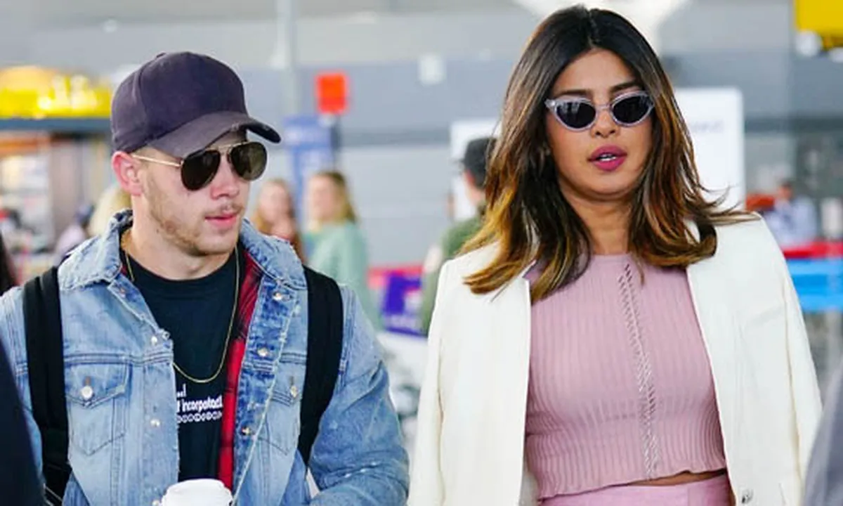 Priyanka Chopra & Nick Jonas Tertangkap Dinner Romantis di Mumbai
