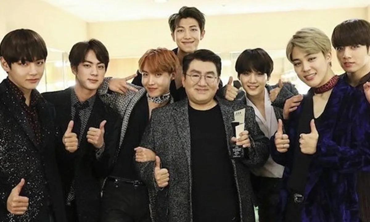 Produser BTS Bang Si Hyuk Pacaran Dengan Wanita 25 Tahun Lebih Muda?