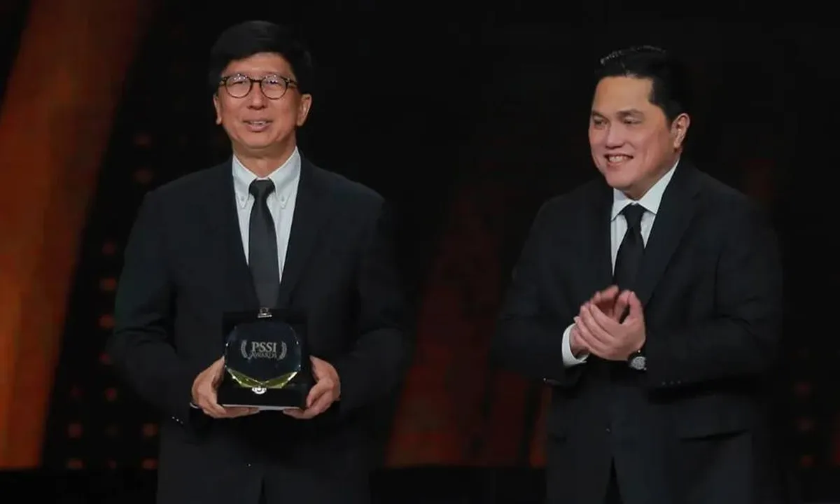 PSSI Awards 2026 Digelar Perdana, Erick Thohir Serahkan Penghargaan untuk Emtek