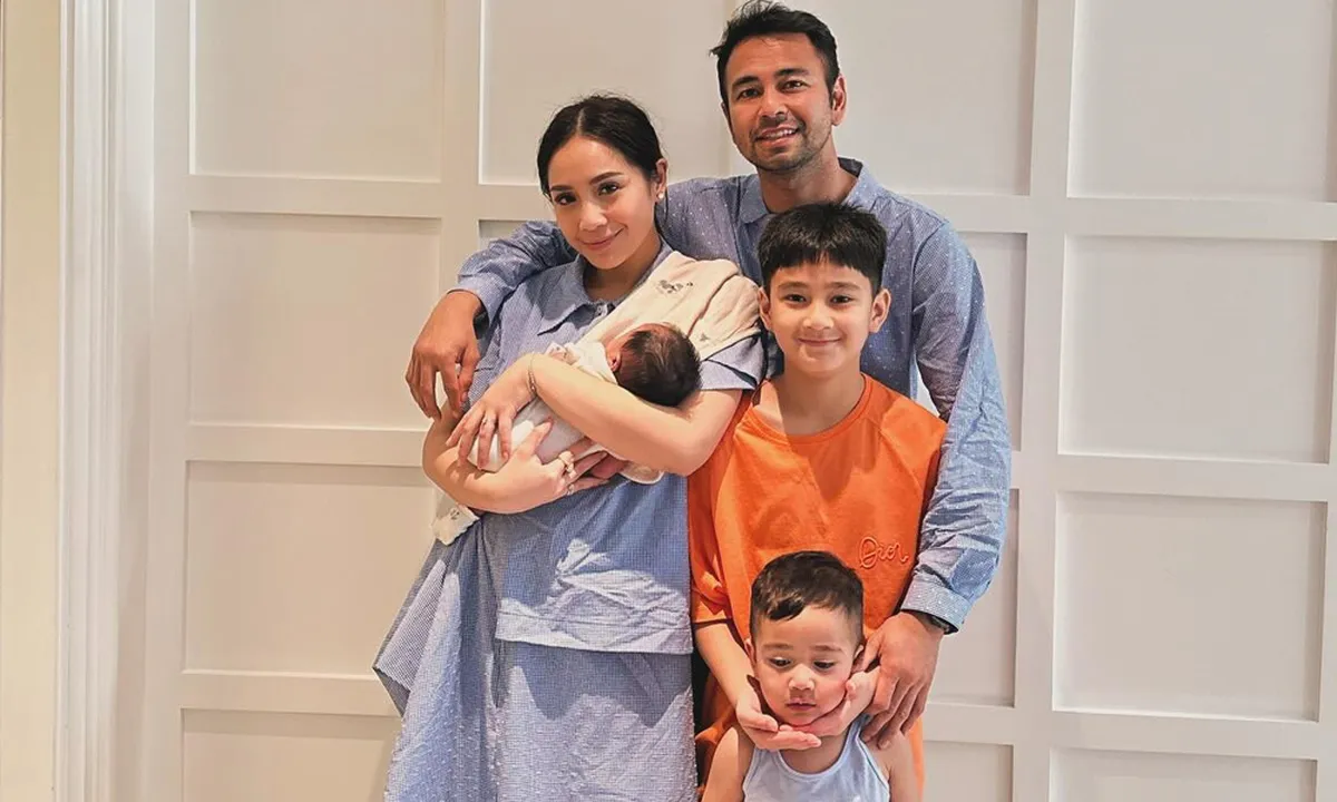 Raffi Ahmad Buka Suara Soal Dugaan Adopsi Anak Perempuan, Ikut Cari Nama - Kumandangkan Azan di Telinga Lily