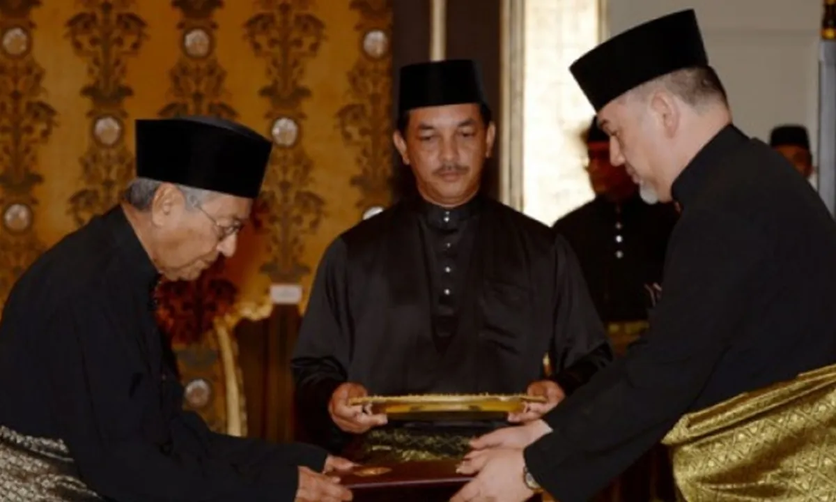 Raja Malaysia, Sultan Muhammad V Mengundurkan Diri