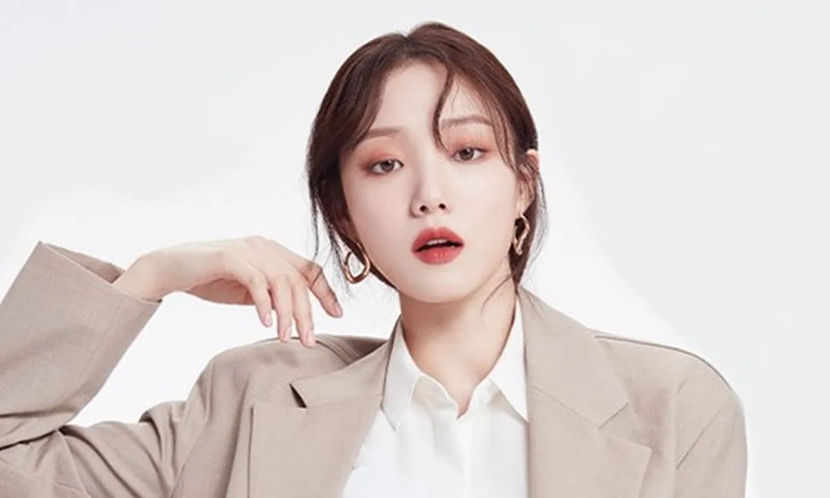 Rambut Baru Choppy Bangs, Lee Sung Kyung Bagai Boneka Hidup