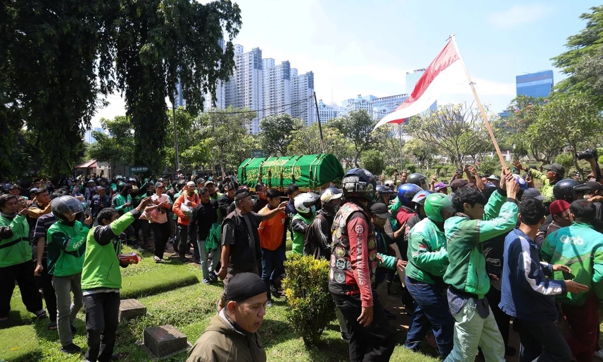 Ribuan Ojol Iringi Pemakaman Affan Kurniawan di Karet Bivak