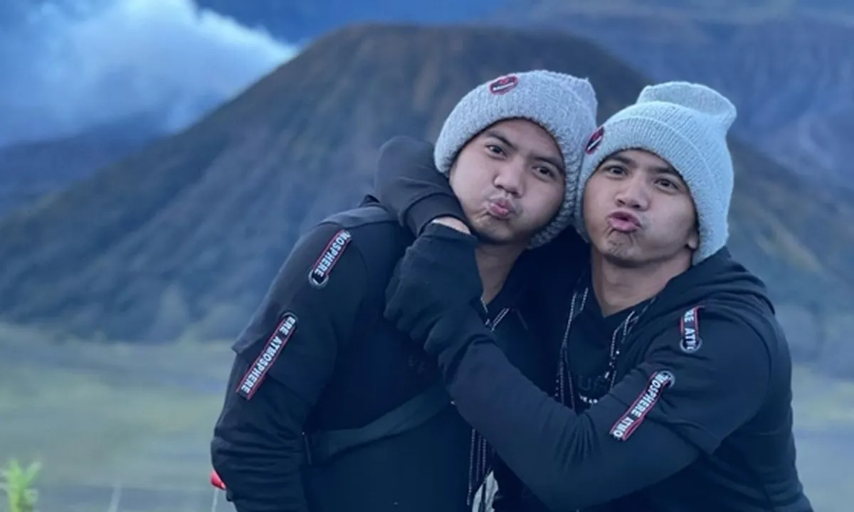 Rizki DA dan Ridho Liburan ke Bromo, Sempat Pose Kompak Bikin Netizen Gemas