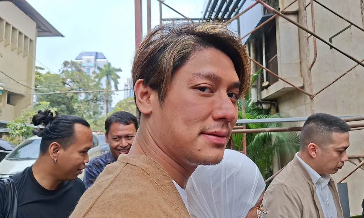 Rizky Billar Dampingi Lesti Jalani Pemeriksaan di Polda