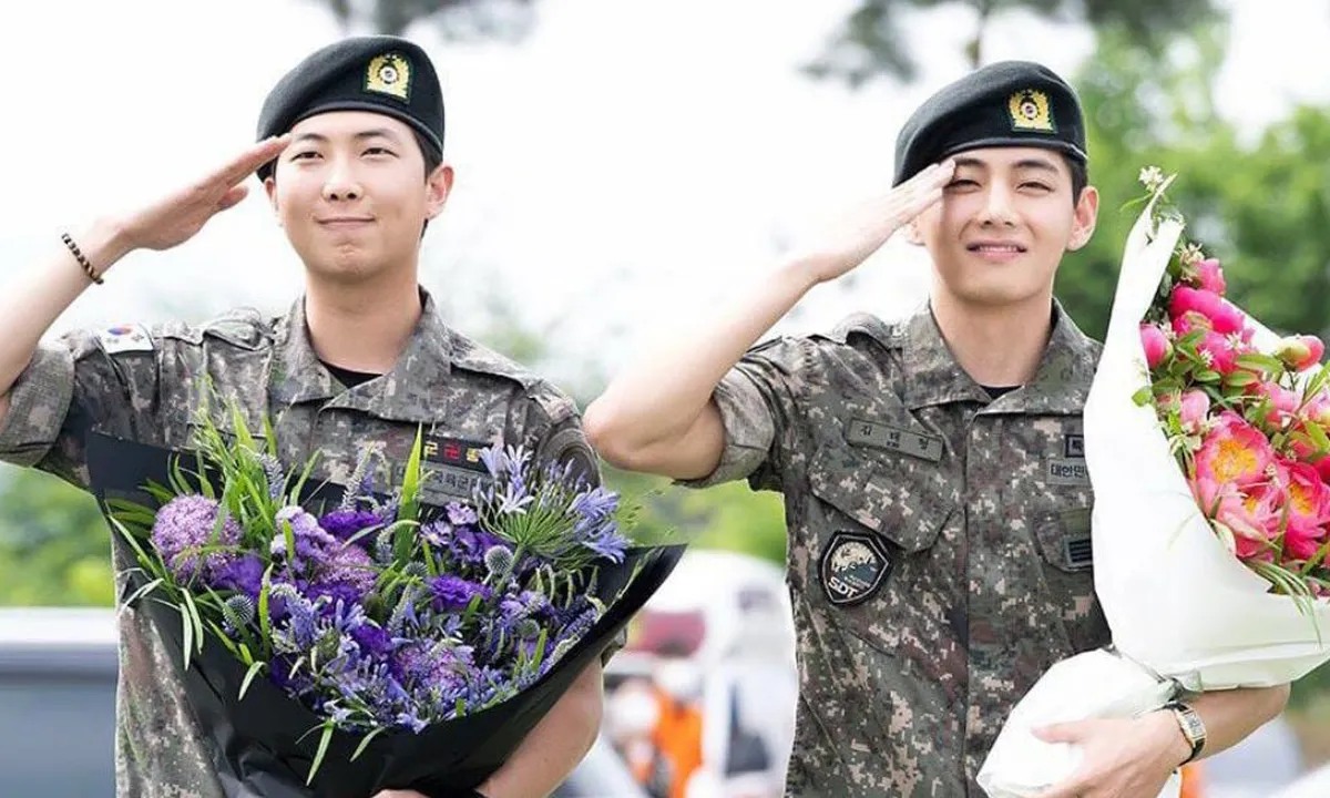 RM dan V BTS Sapa Penggemar Usai Resmi Bebas Wajib Militer