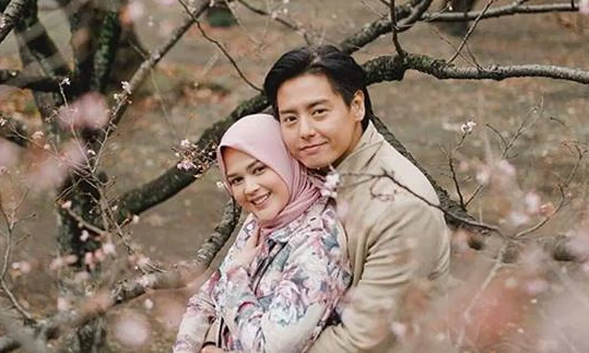 Roger Danuarta Ajak Cut Meyriska Babymoon Romantis ke Perancis