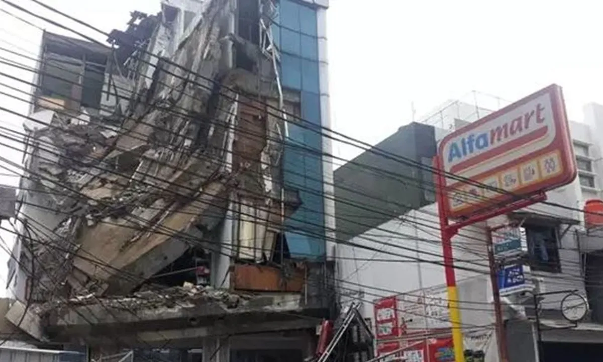 Gedung Slipi Setinggi 4 Lantai Mendadak Ambruk, Polisi Masih Selidiki Penyebabnya