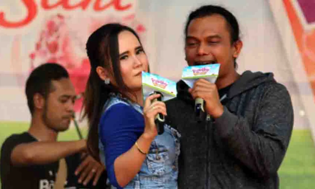 Saat Eny Sagita Pamer Mesra Bareng Suami di Atas Panggung