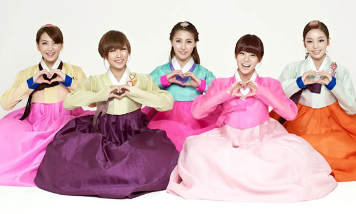 Saat Idol K-Pop Tampil Keren Dengan Baju Tradisional Korea