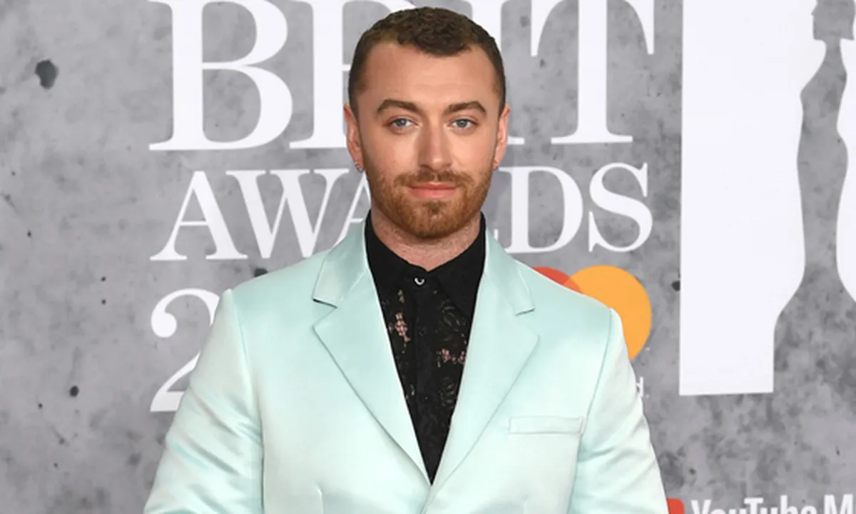 Sam Smith Pakai Makeup & Kimono Transparan ke Acara Red Carpet