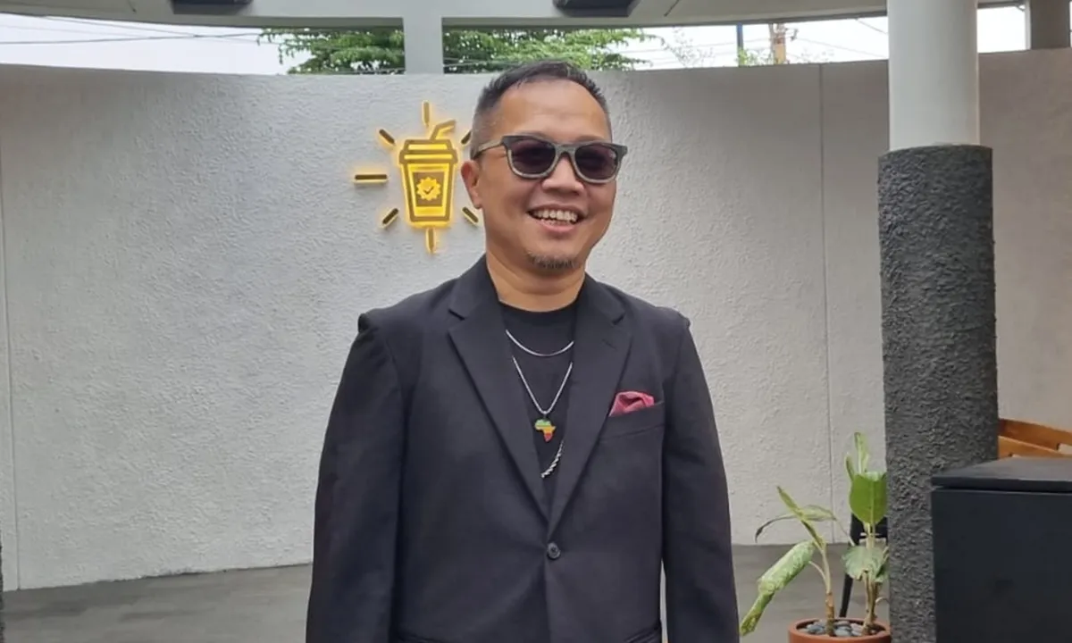Sandhy Sondoro Gambarkan Keindahan Perasaan Jatuh Cinta Lewat Lagu 'Tiba Tiba Cinta'