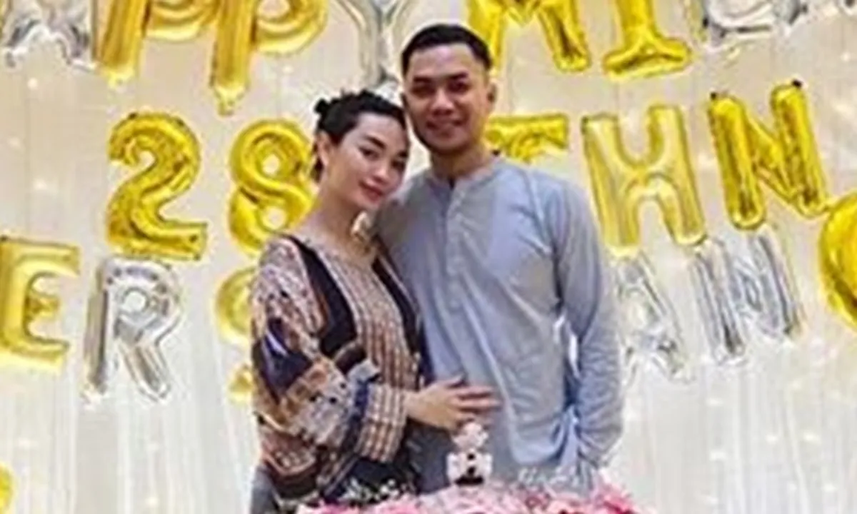 Santai Berdua, Ini Potret Mesra dan Romantis Zaskia Gotik Bersandar di Dada Sang Suami