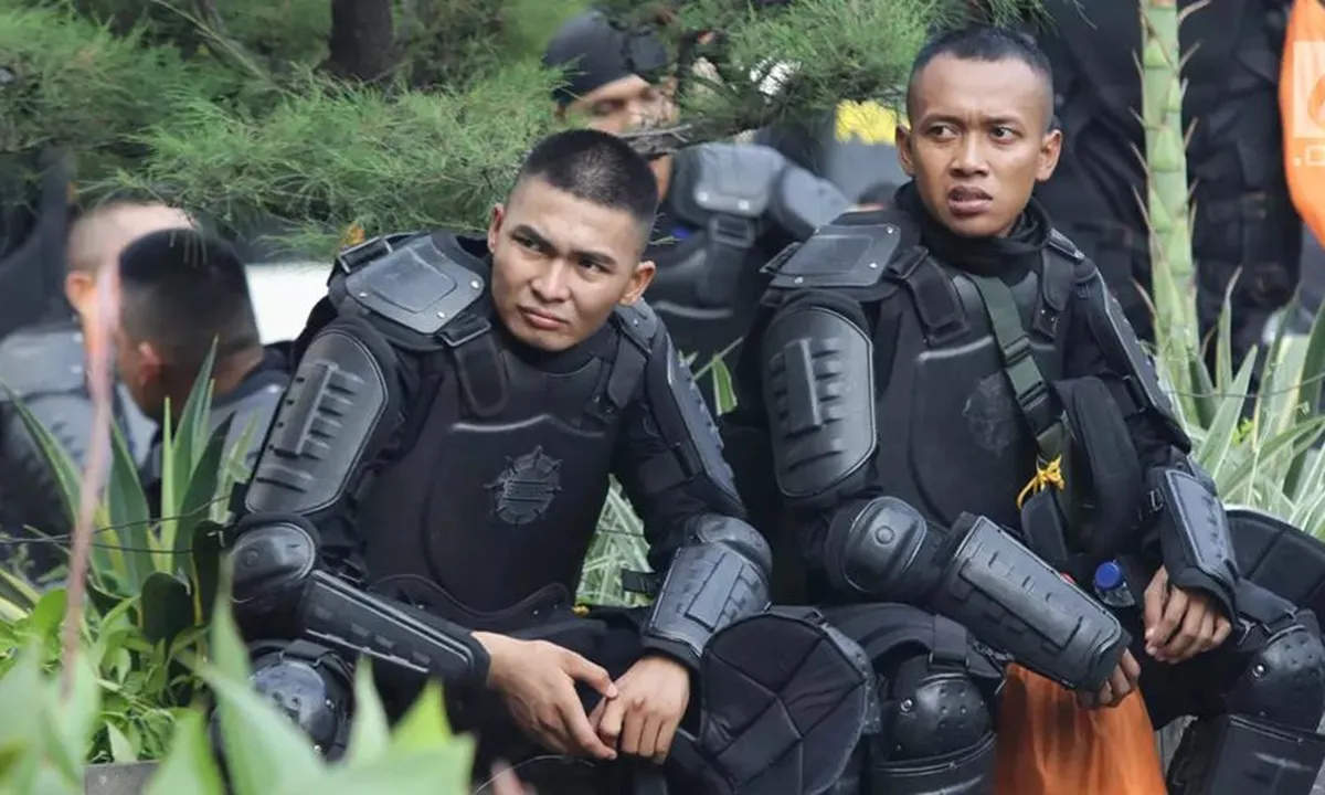 Santai Sejenak, Pasukan Brimob Ini Bikin Kopi di Tengah Aksi Demo