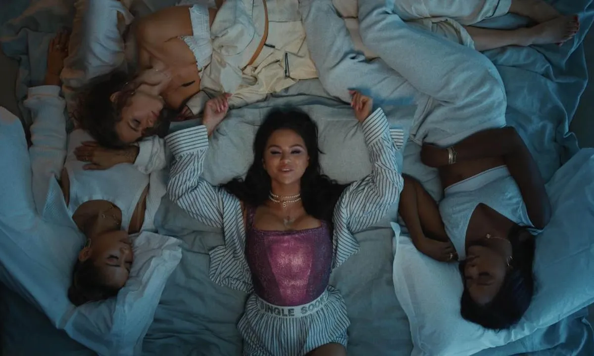 Selena Gomez Rilis Single Terbarunya 'Single Soon', Langsung Puncaki Chart Lagu Global