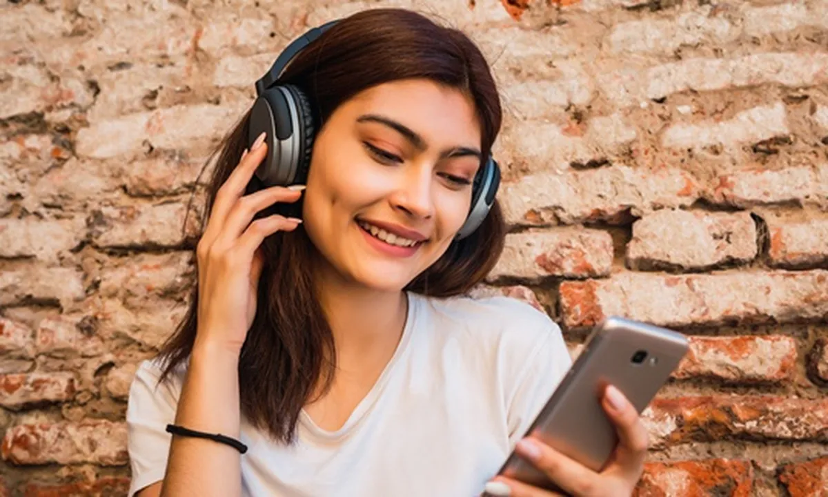 Sering Pakai Earphone? Ini 6 Risiko Kesehatan yang Bisa Mengancam
