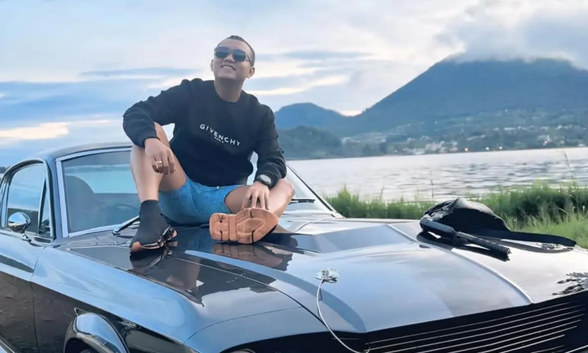 Serunya Denny Caknan Touring ke Bali Pakai Mobil Klasik