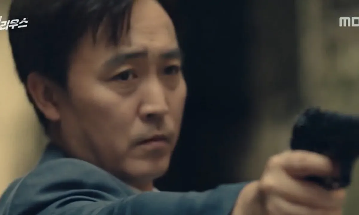 Sinopsis Drama TERIUS BEHIND ME Episode 15, Mata-mata yang Terungkap