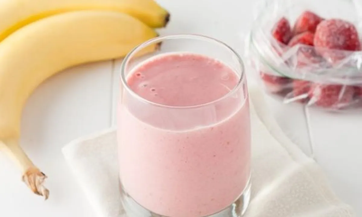 Smoothies Strawberry Pisang, Takjil Berbuka Puasa yang Menyegarkan dan Menyehatkan