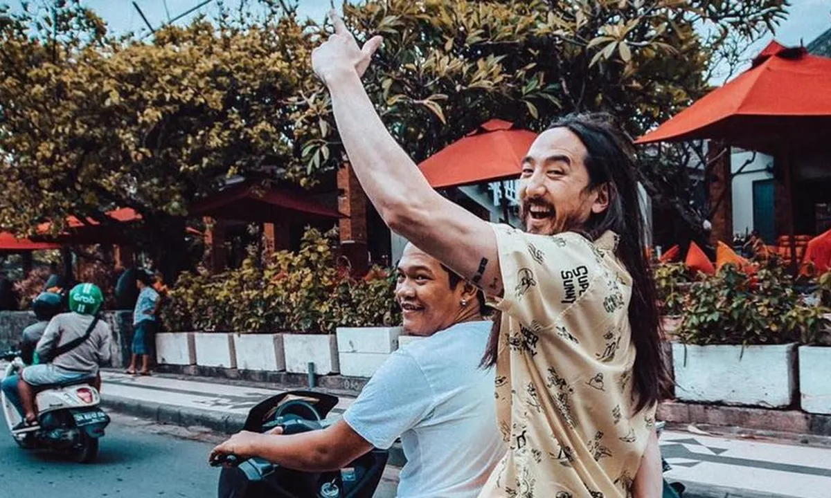 Steve Aoki Manfaatkan Ojol Untuk Hadapi Kemacetan Bali